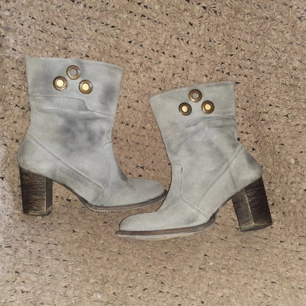 Bed|Stü-Gray Distressed Suede-Grommet Detail-Block Heels-Sz 7-Excellent